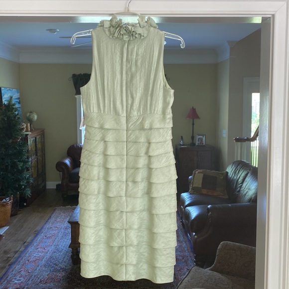 Light green cocktail dress size 6 above knee length new with tags - Picture 2 of 4